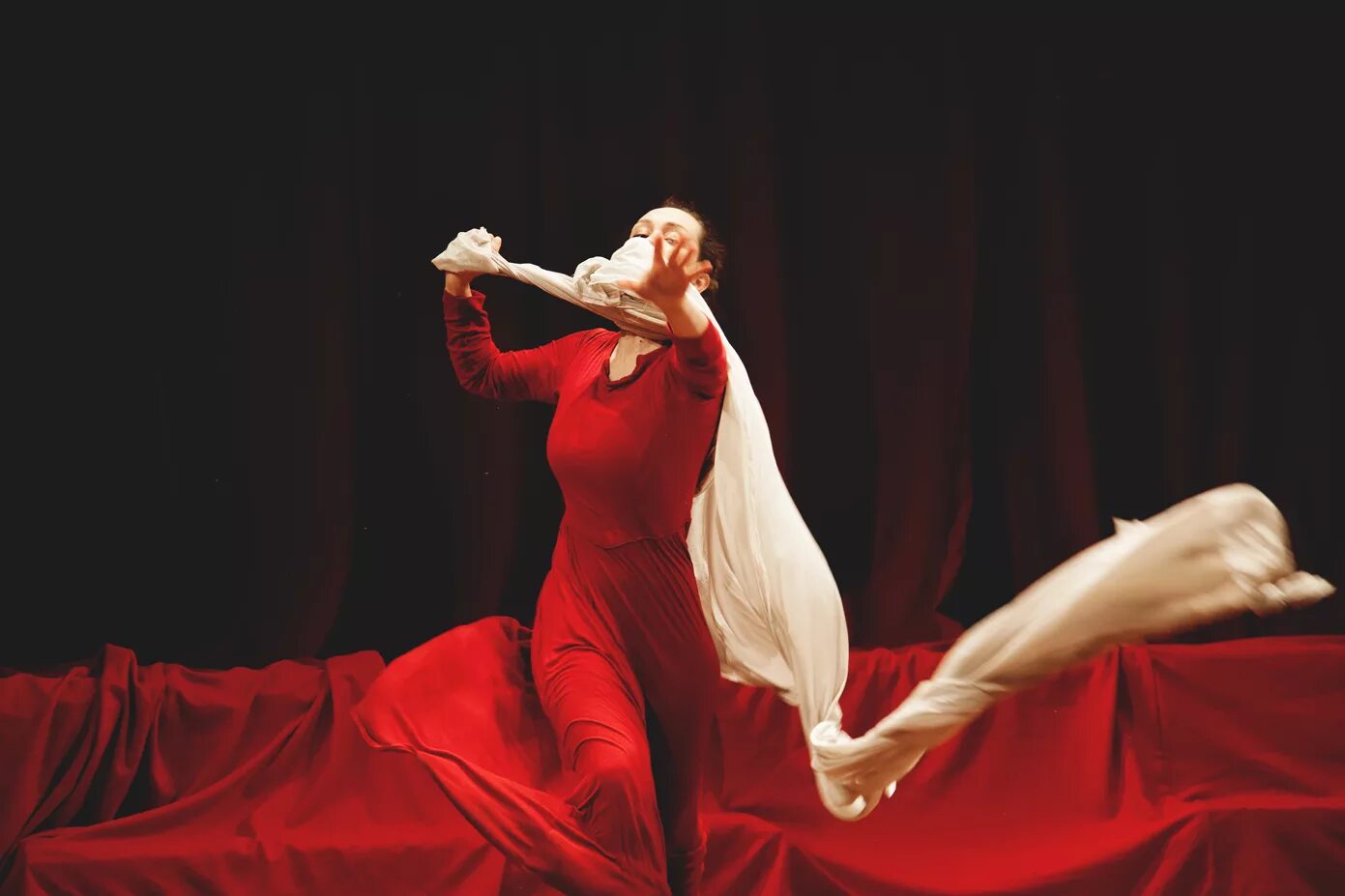 вл. театр имени женщины. спектакль русский роман в театре маяковского. война и мир спектакль вахтангова. артисты кумыкского театра.