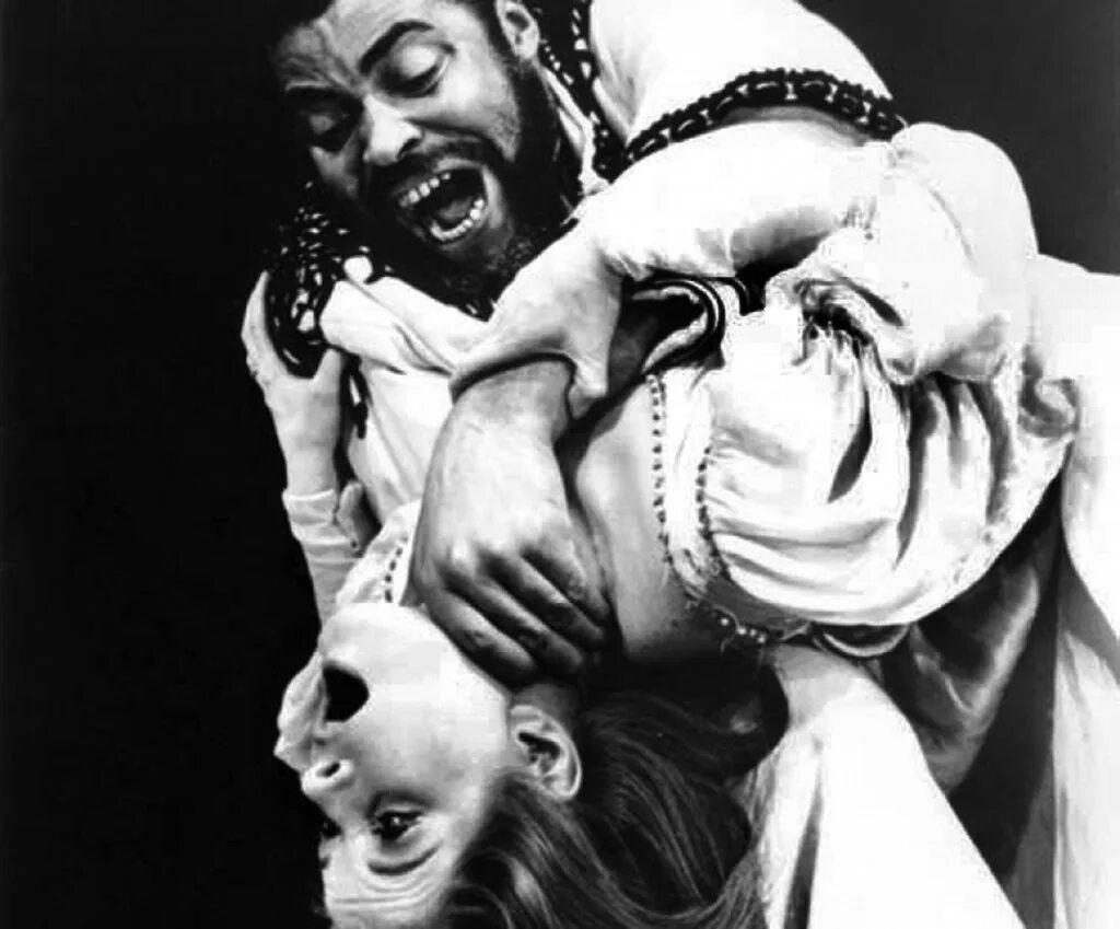 "отелло". Отелло и дездемона. Кого задушил отелло. Люппа отелло. Кого задушил отелло.