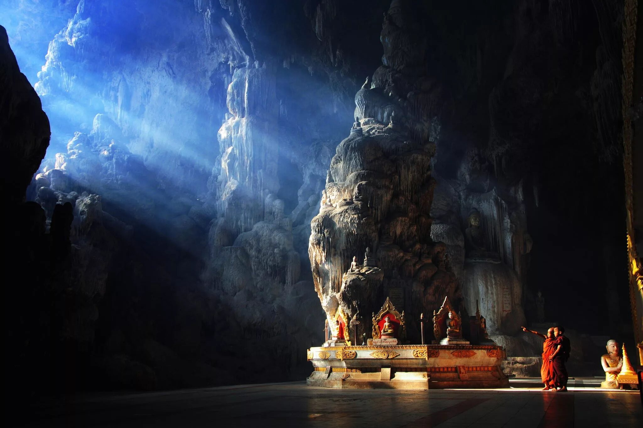 Пещеры будды. Пещера Kyaut SAE В Мьянмар. Пещера Кьяут САЕ, Мьянма. Буддистский храм в пещере Малайзии. Пещера Dongzhong.
