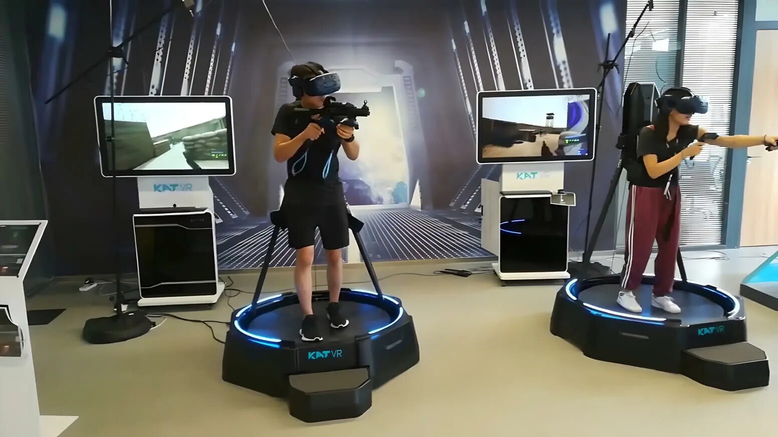 Снять vr. Беговая VR платформа kat walk Mini. Kat VR платформа для виртуальной. Virtuix Omni one VR Treadmill. VR аттракцион Stereolife s1.