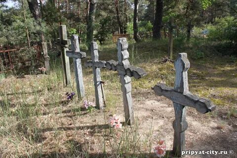 Упавший крест на могиле