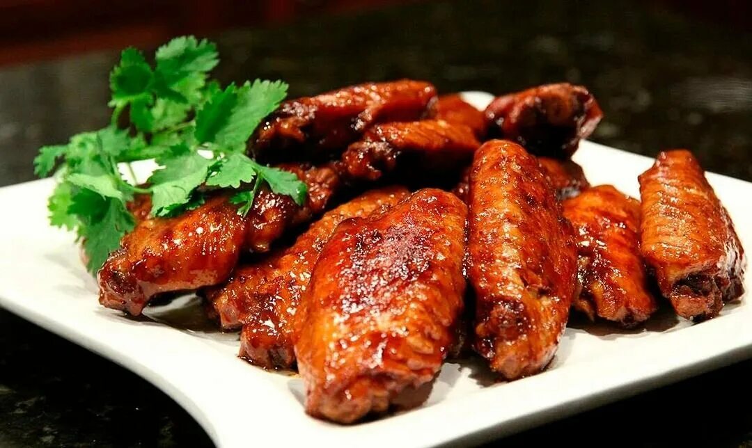 Варить куриные крылья. Крылышки терияки. куриные крылышки bbq. куриные крылышки в соусе барбекю. крылышки индейки барбекю.