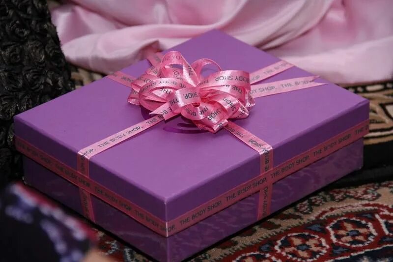 Что подарить маме 30 лет. Красивые подарочные коробки. Красивые коробочки для подарков. Красивая коробка для подарка. Подарок фиолетовый.