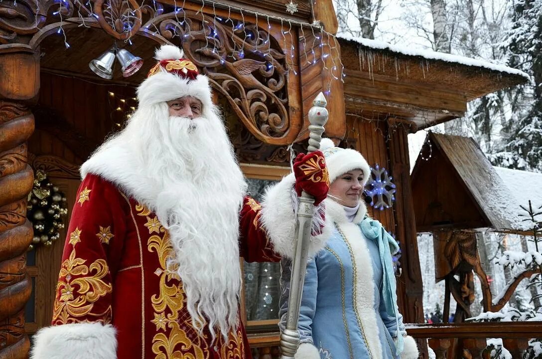 Где живет настоящий дед мороз. Беловежская пуща резиденция Деда Мороза. Белорусский дед Мороз Беловежская пуща. Резиденция Зюзи в Беловежской пуще. Зюзя белорусский дед Мороз резиденция.