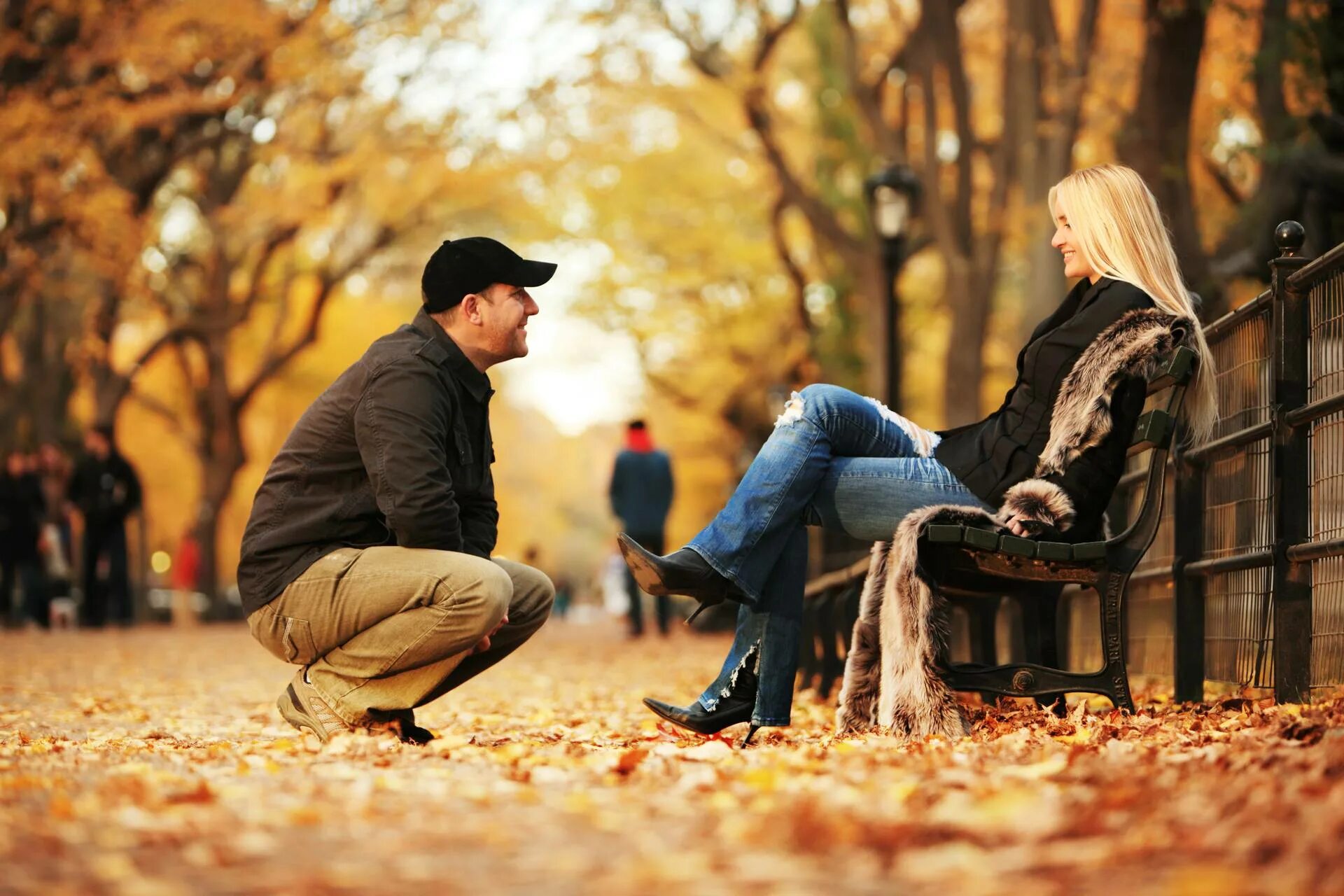 Мужчина и женщина в парке. Мужчина и женщина осень. Люди на улице осенью. Парень и девушка в парке.