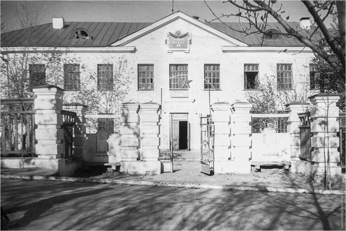 Старая school. Комсомольский район Тольятти в 1950. Тольятти старый город 26 школа. Старая школа. Старые здания Тольятти.