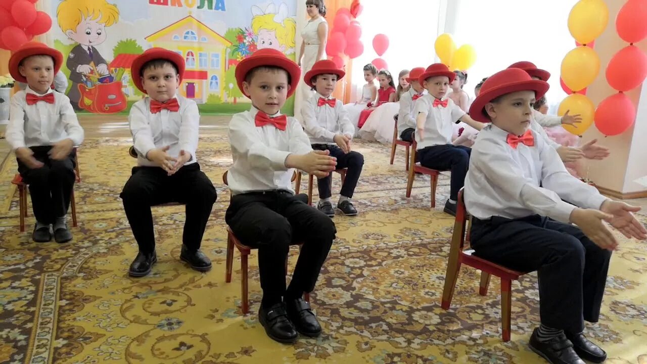 Танец в шляпах в детском саду видео. Танец с шляпами для мальчиков в детском саду. танец со шляпка и в детском саду. танец со стульями и шляпами мальчики. танец мальчиков со шляпами в доу.
