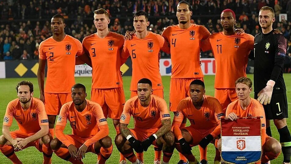 Сборная голландии по футболу 2007. Сборная голландии по футболу 2022. Сборная нидерландов по футболу 2022. Сборная голландии по футболу 2008 состав команды. Сборная нидерландов по футболу.