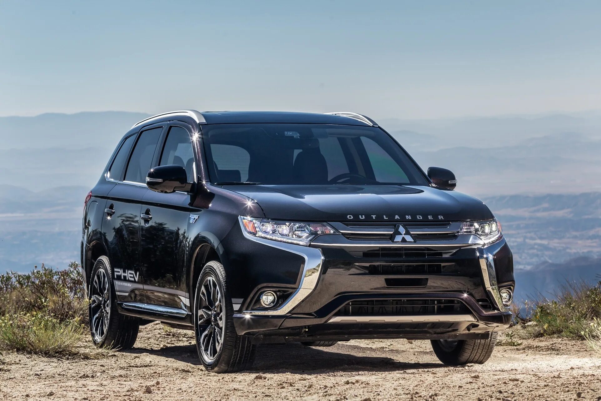 Аутлендер китайской сборки. Mitsubishi Outlander PHEV. Митсубиси Аутлендер PHEV. Mitsubishi Outlander ПХЕВ. Митсубиши Аутлендер 2019.