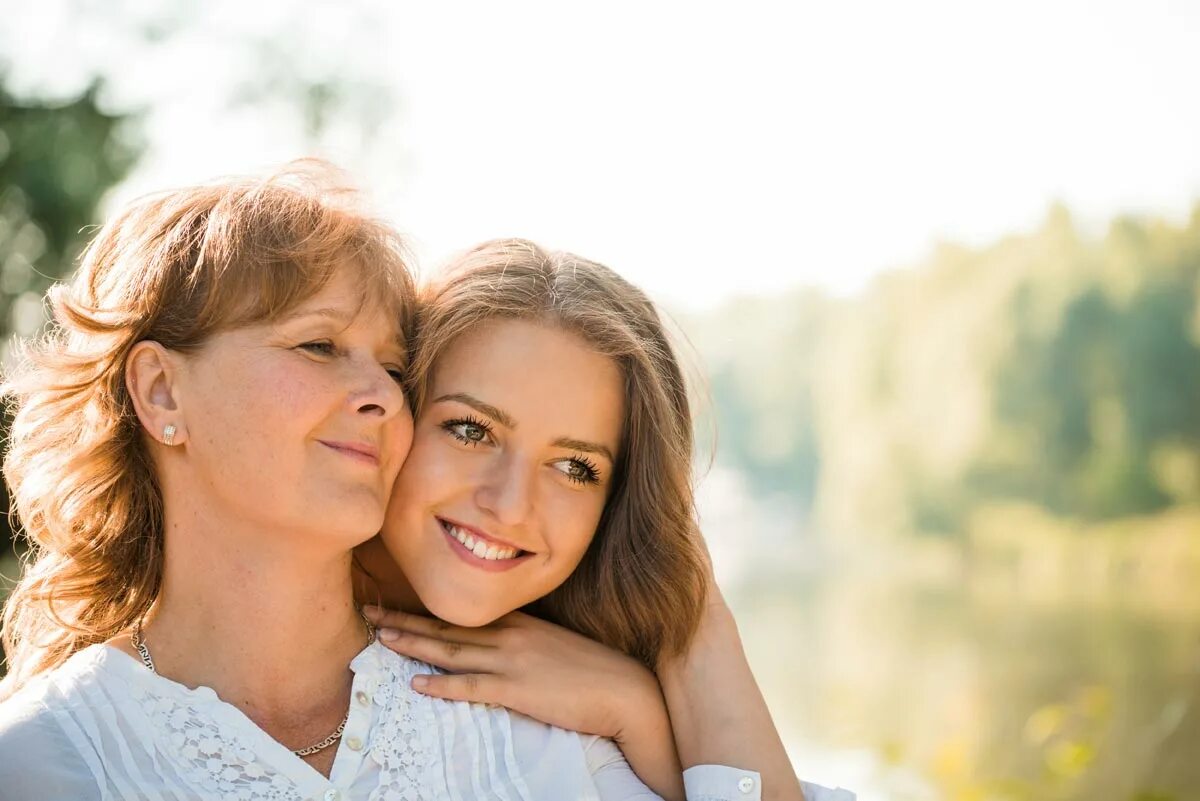 Mother and daughter video. Мама и дочка. Мать и взрослая дочь. Мама и взрослая дочка. Фотосессия мама и дочка.