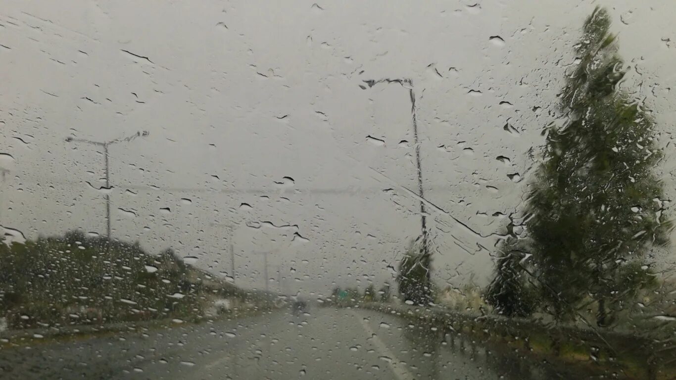 ливень зимой. дождь машина. сильный дождь. длинная молния. жара и гроза.