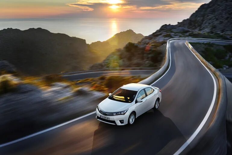 Е то едет. Toyota corolla road. машина на дороге. машина едет по дороге. красивая дорога и автомобиль.