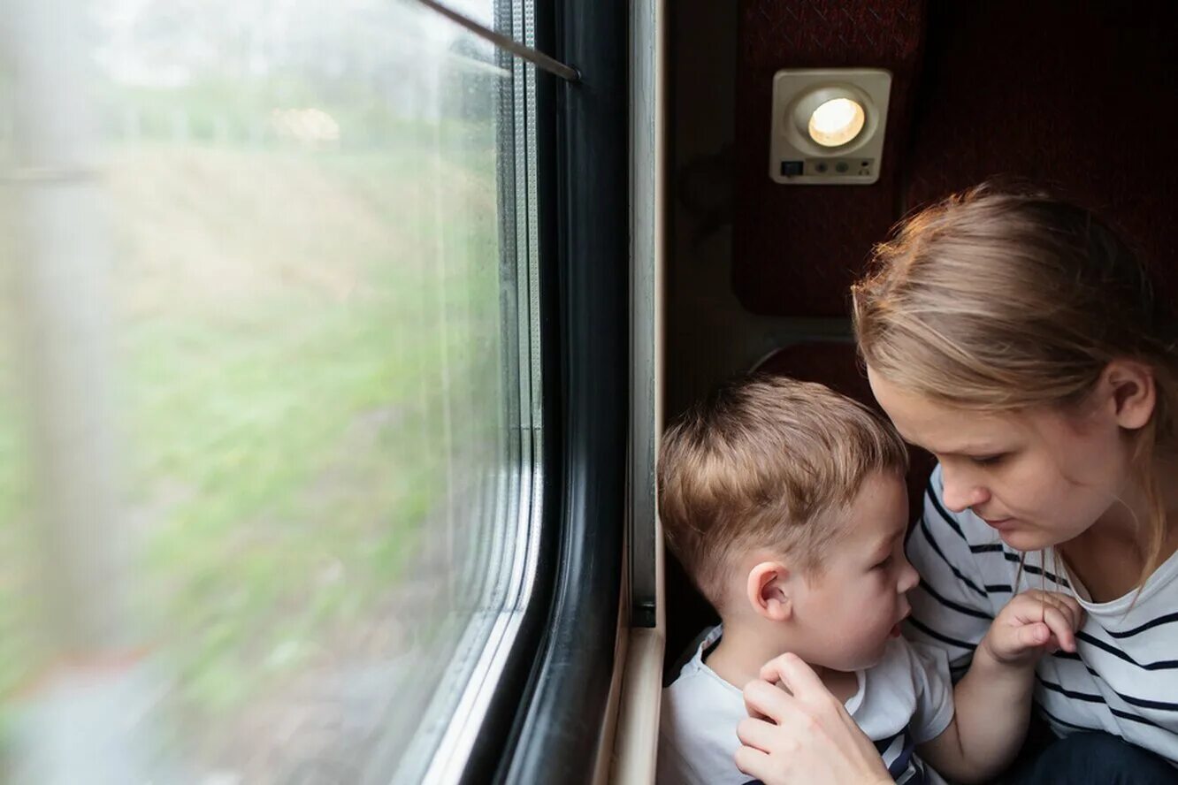 Мальчики поезд с мамой. Поезда для детей. Мама с ребенком в поезде. Мама с ребенком в автобусе. Женщина с ребенком в автобусе.