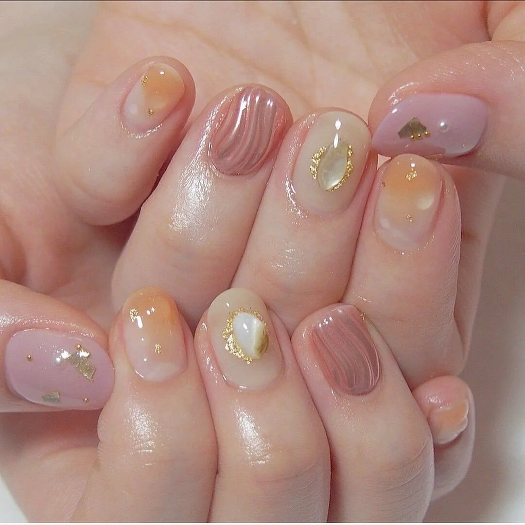 Маникюр прозрачный лак. Маникюр с прозрачным гель лаком. Неброский маникюр на короткие ногти. Прозрачный френч. Маникюр с прозрачным гель лаком.