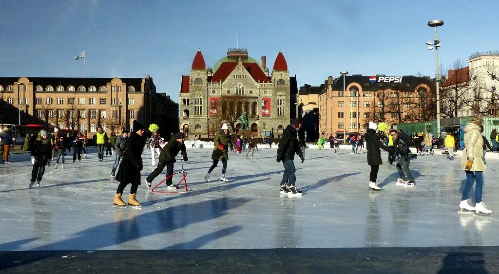 Неделя в хельсинки. Хельсинки каток. ледовый парк хельсинки. каток в финляндии. хельсинки население 2025.