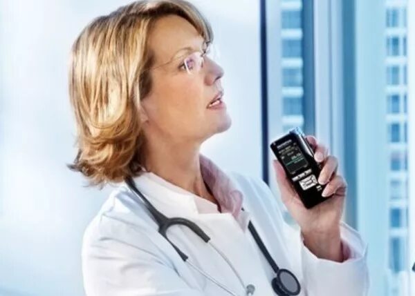 интервью диктофон. интервью диктофон. врач записывал на диктофон. запись на диктофон. записывает на диктофон.