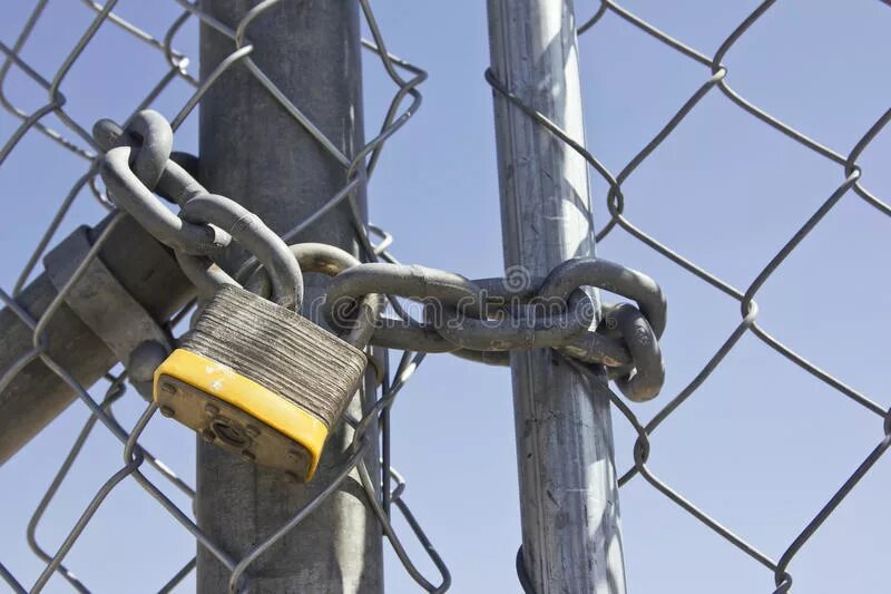 Lock the gate. Gate lock.
