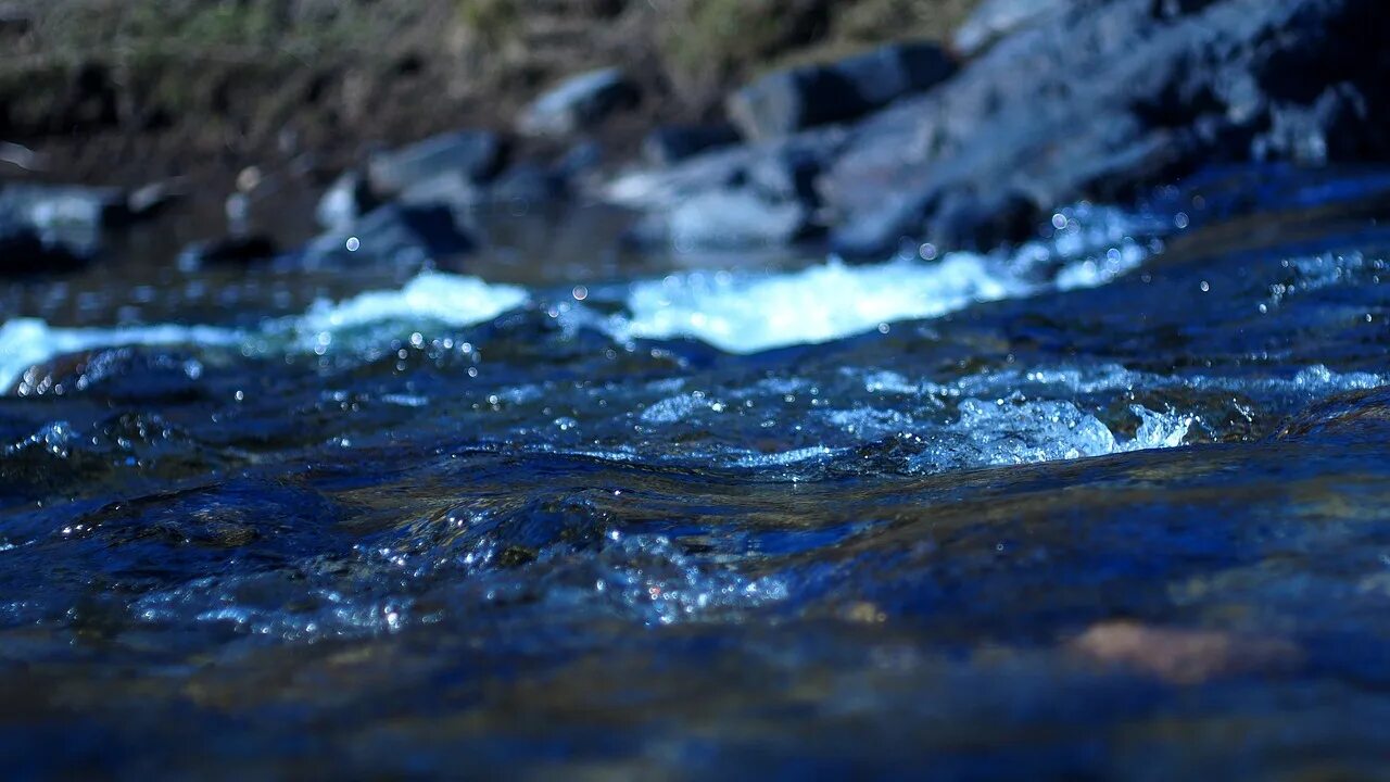 Реки сини. Речка голубая Весна. Синяя река Весна. Голубая текучесть природа. Поглядишь с пригорочка видно речку синюю.