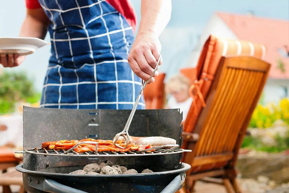 Барбекю, гриль, шашлык. Гриль огонь. Гриль на природе. Барбекю на природе. Make barbecue.