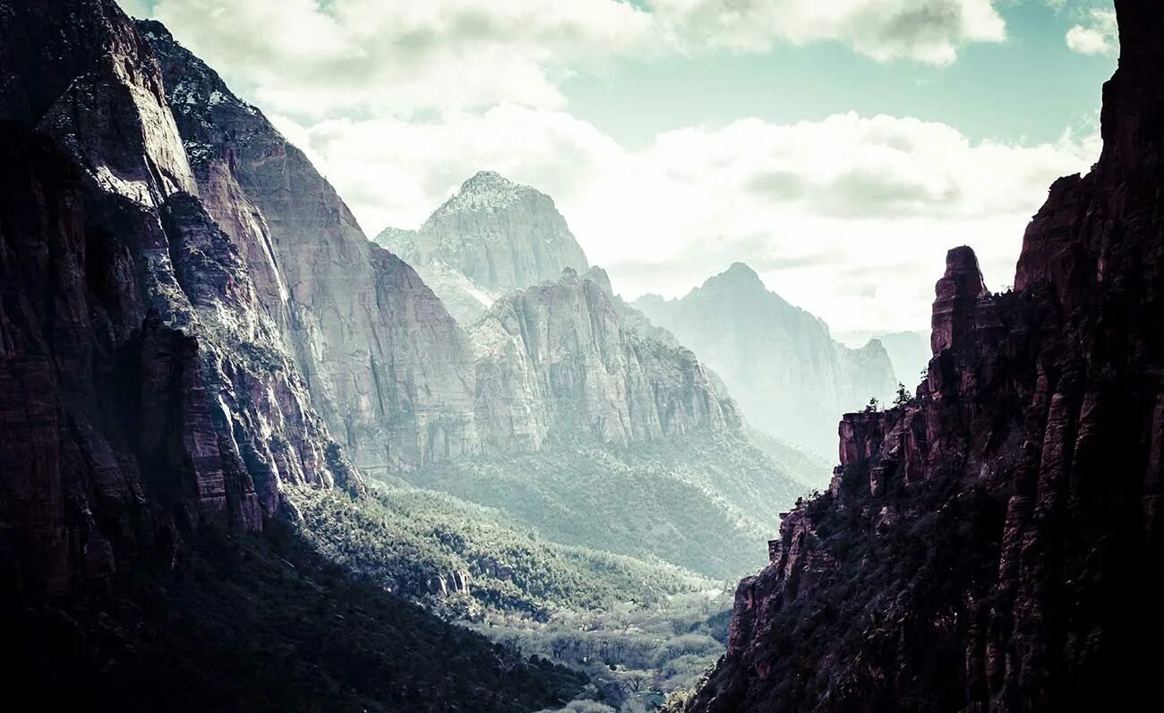 Красивое озеро. Чили фото. Surrounded by mountains. Обои озеро в горах. Surrounded by mountains.
