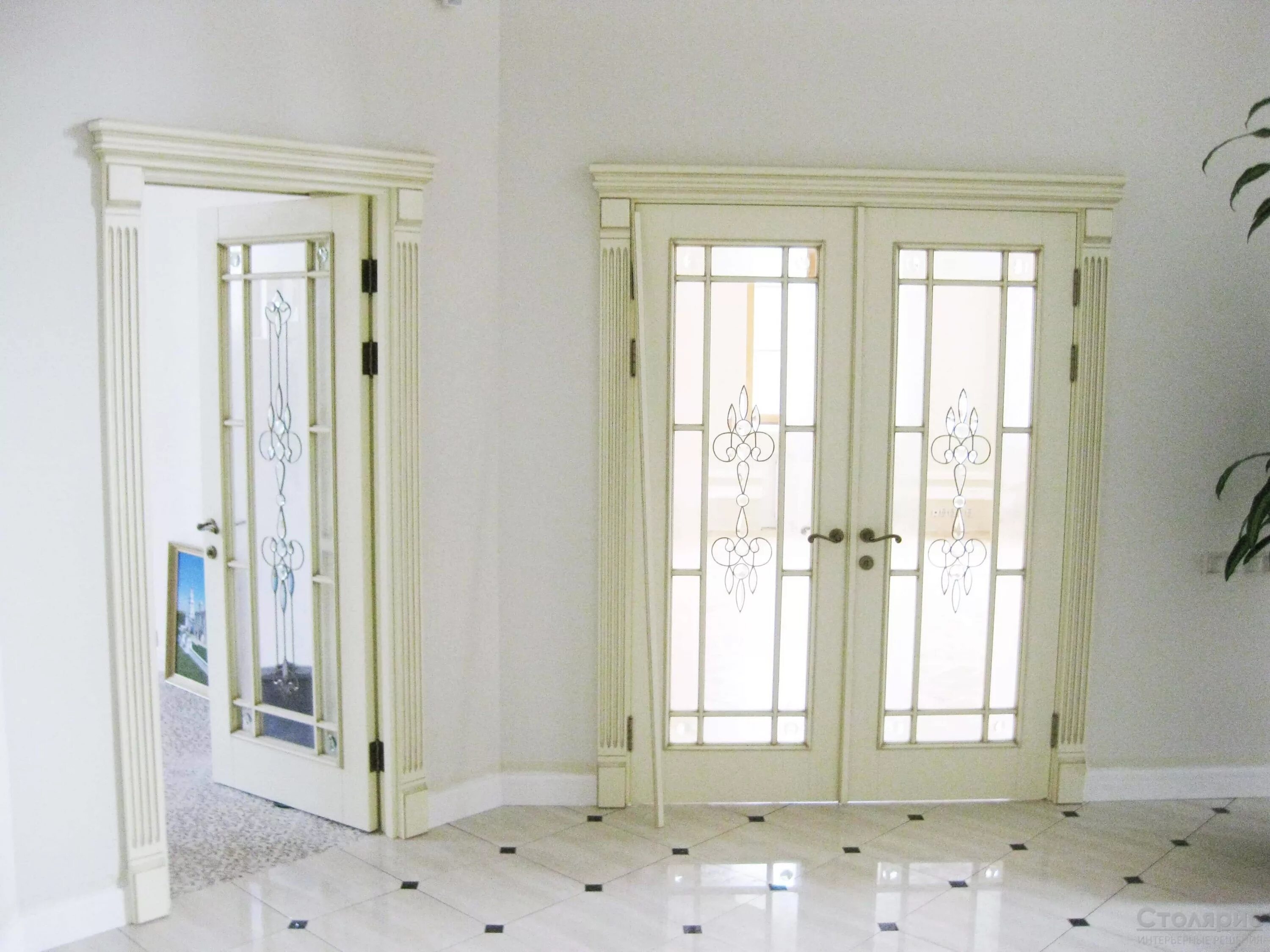 Классические двери со стеклом. Дверь эмаль belwooddoors палаццо 2 дг эмаль белая. Двери слоновая кость в интерьере неоклассика. Межкомнатные двери классика стекло. Двери со стеклом межкомнатные в интерьере.