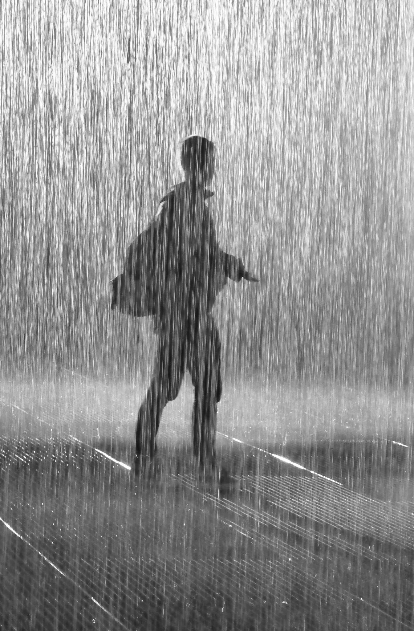 Человек под дождем. Одинокий человек под дождем. Человек под дождем. Мужчина под дождем. Мужчина под дождем.