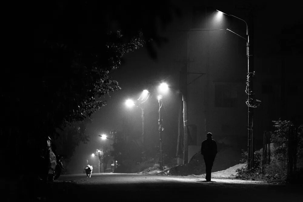 Уличный фонарь ночью. Ночной город одиночество. Фонарь в темноте. Ночь улица фонарь. Музыка на улице ночью