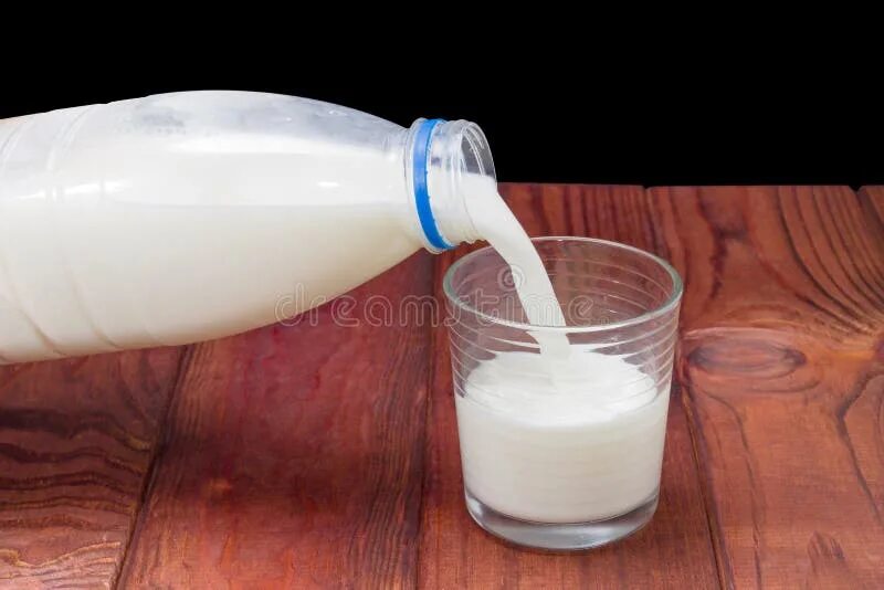 Разлив молока в бутылки. Молоко в бутылке. Молоко наливают. Молоко на разлив. Бутылка с молоком разлита.