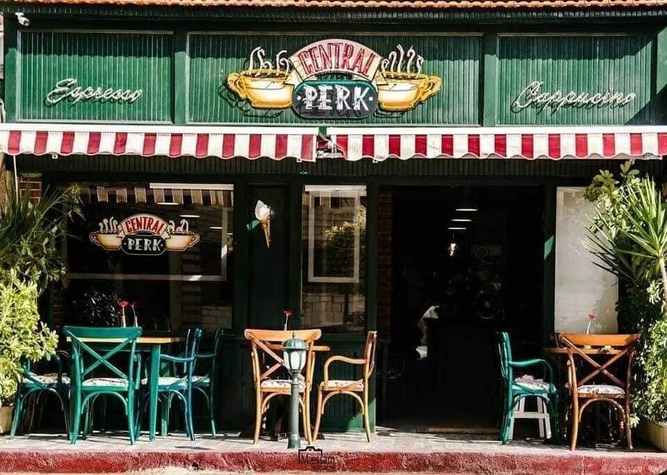 Central park cafe. Кафе central perk москва. Кафе френдс централ парк. Central park краснодар ресторан. Central perk друзья.