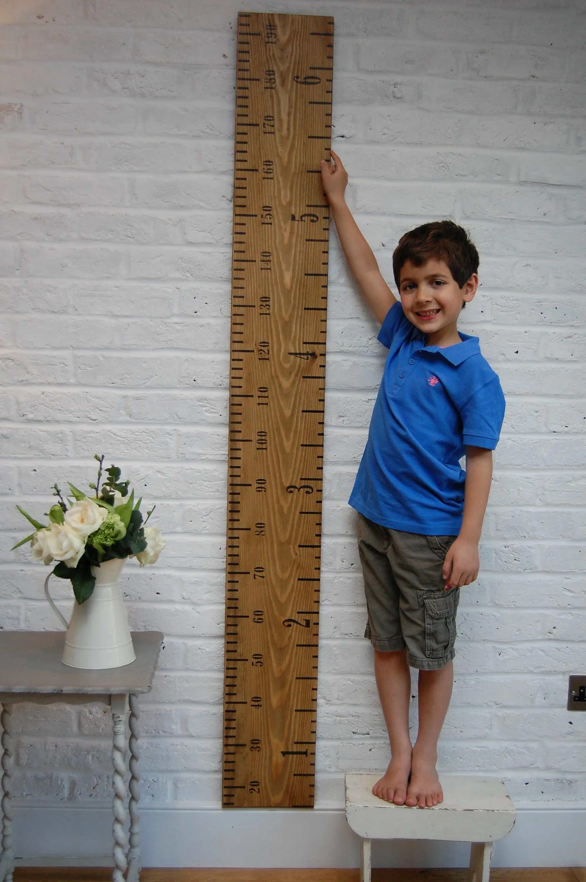 Низкий рост мальчика в год. Измеритель роста для детей. Ростомер. Линейка для измерения роста ребенка. Измерение роста человека.