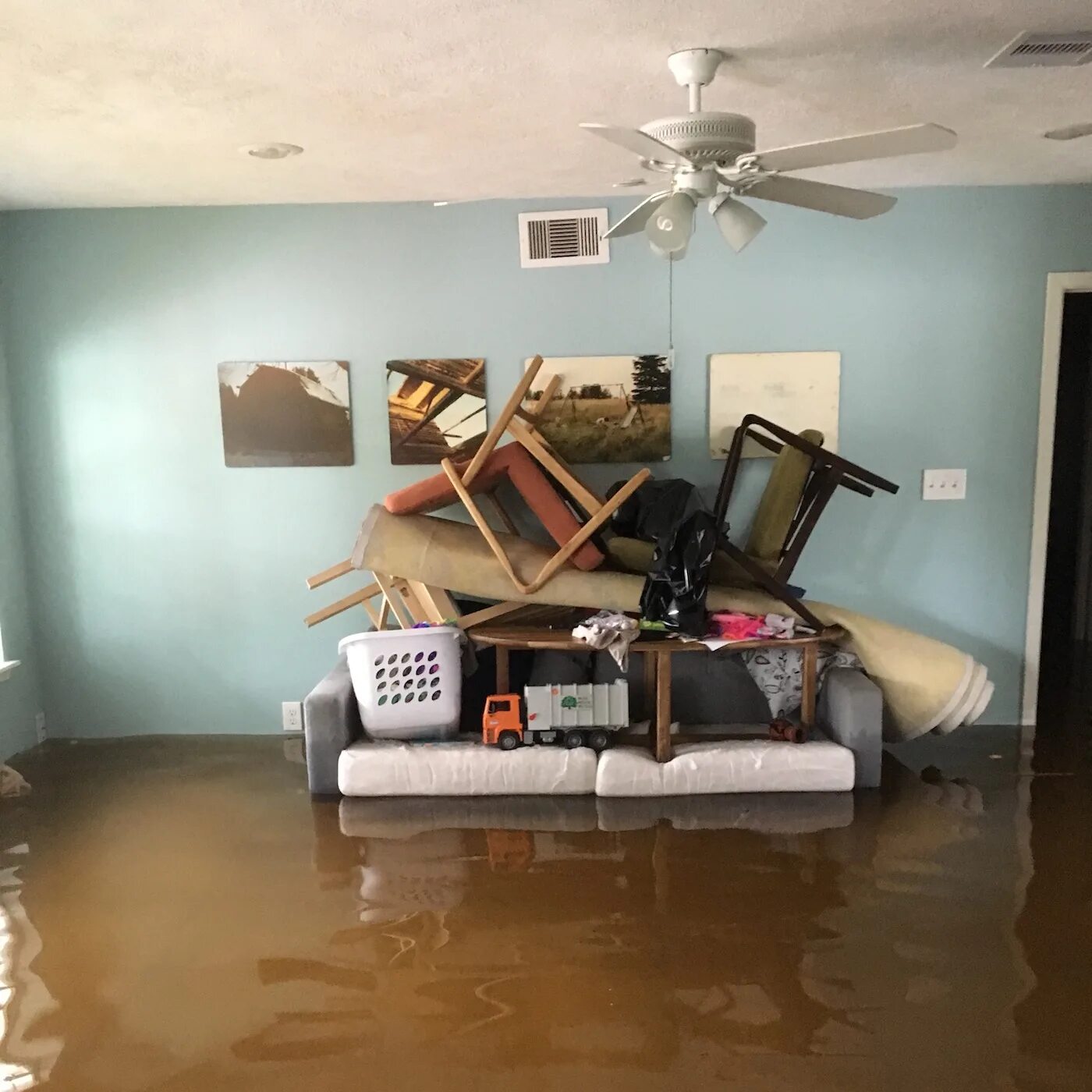 Сонник затапливает квартиру. Затопило квартиру. Потоп в квартире. Затопленная комната. Залив квартиры.