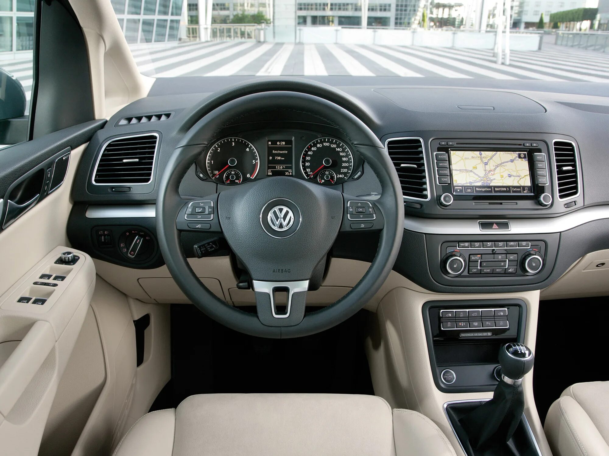 Volkswagen Sharan 2010 года. Фольксваген Шаран 2010. Volkswagen Sharan 2 поколение. Фольксваген Шаран 2011.