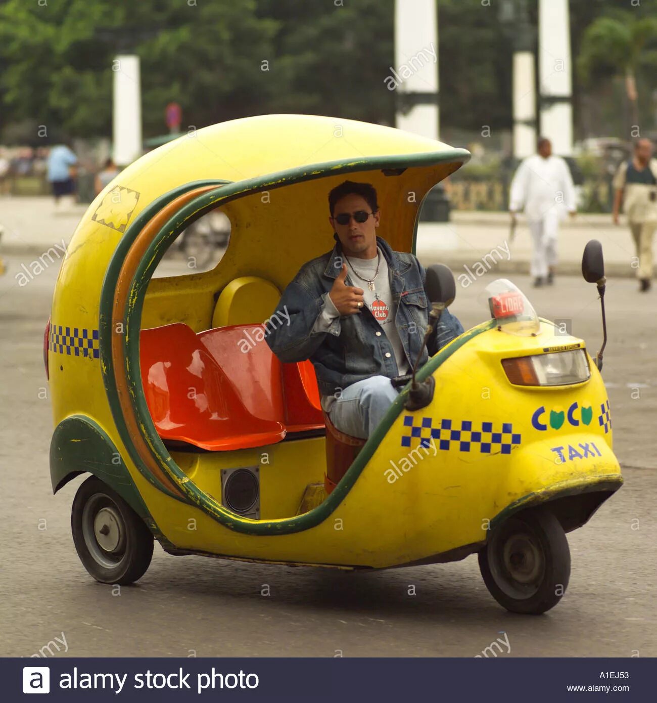 Мопед taxi. Maxi cosi люлька для новорожденных. Каршеринг в москве. Maxi cosi pebble в машине. Самые необычные машины такси.
