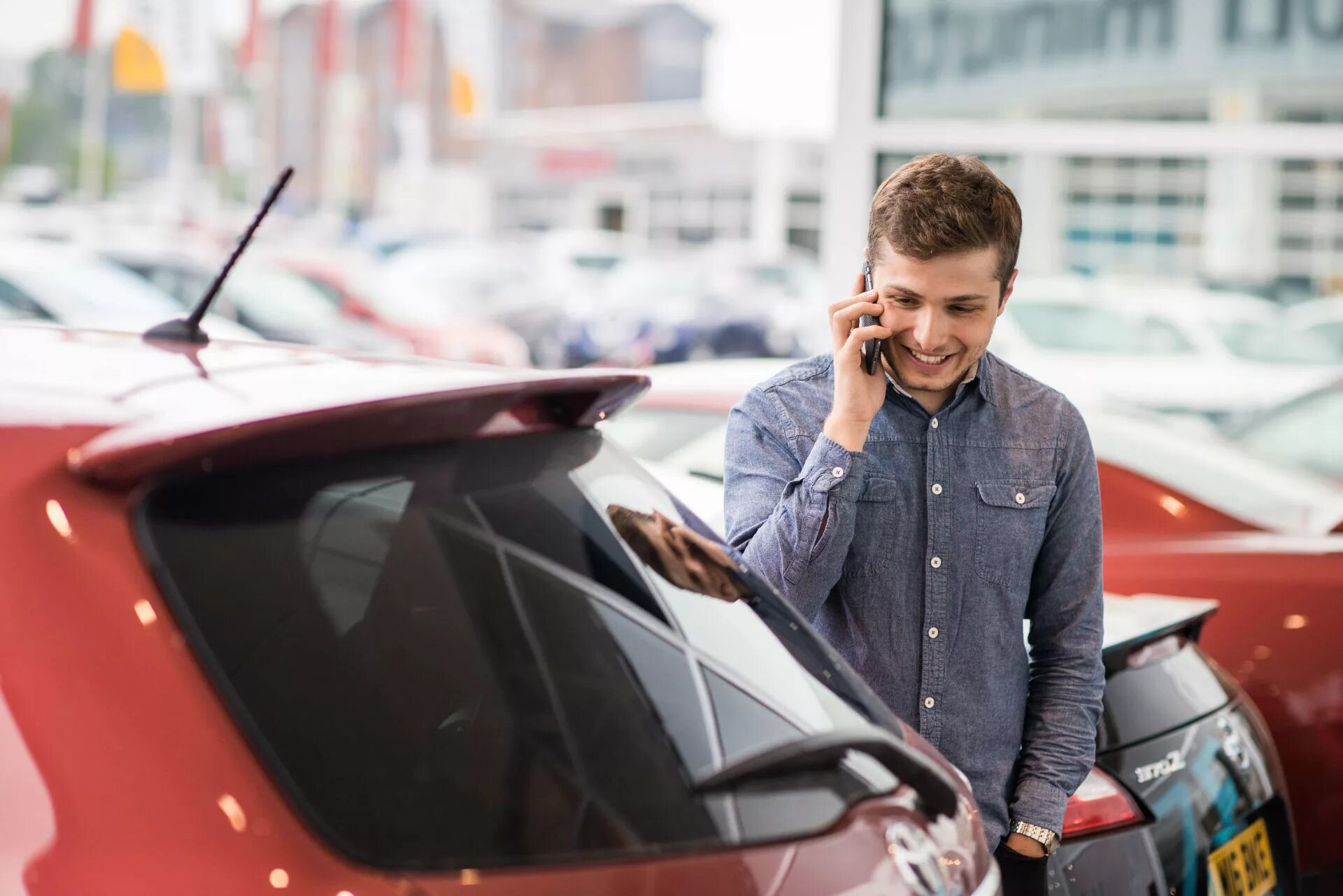 People used car in the. Человек выбирает машину. С покупкой машины. Выбор автомобиля. Подбор машины.