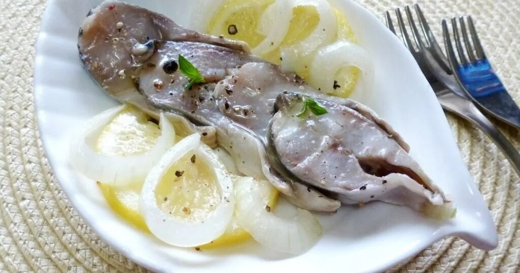 Селедочка с картошечкой. Малосольная селедка. Белькович селедка. Картошечка с селедочкой и лучком. Сельдь с отварным картофелем.
