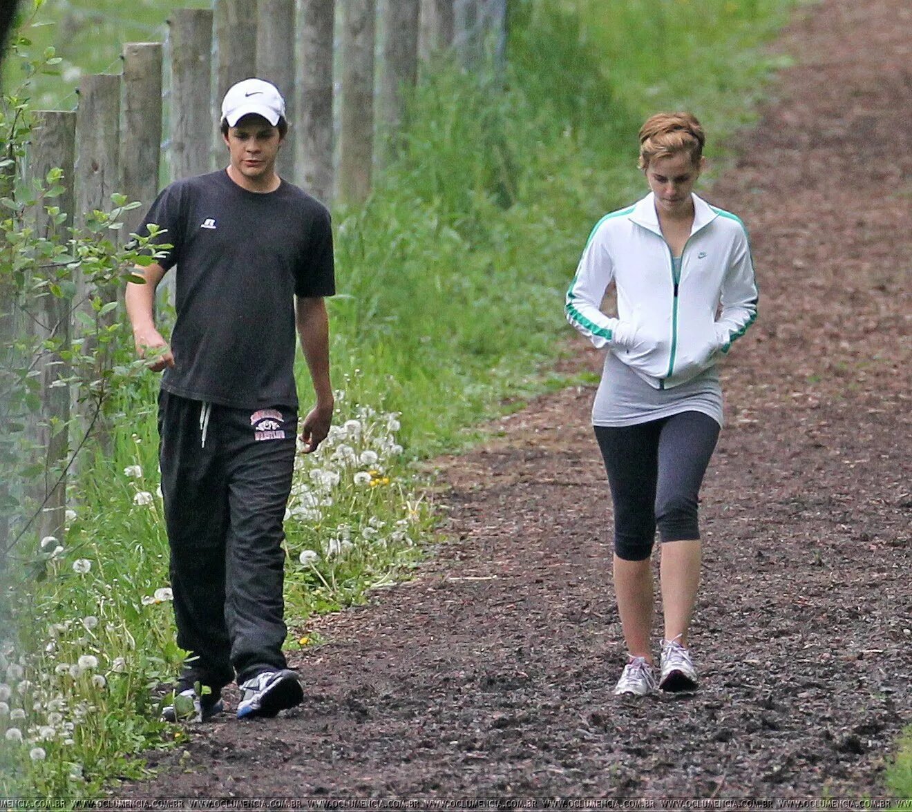 Johnny Simmons & Emma Watson. Джонни Симмонс и его девушка. 5 мая 2011