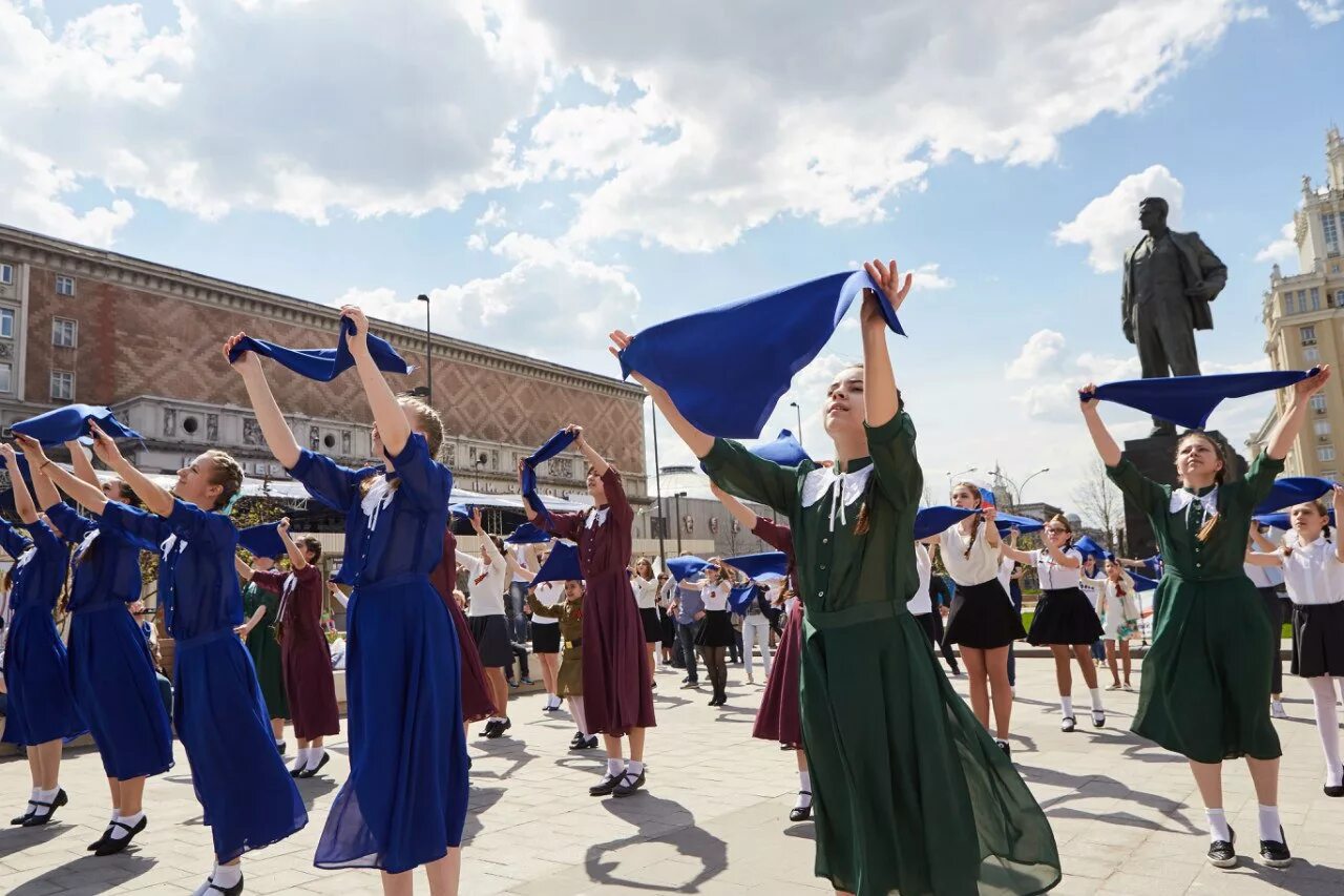 Синий платочек рязанская филармония. Военный вальс синий платочек. С днем победы синий платочек. С днем победы синий платочек. Синий платочек.