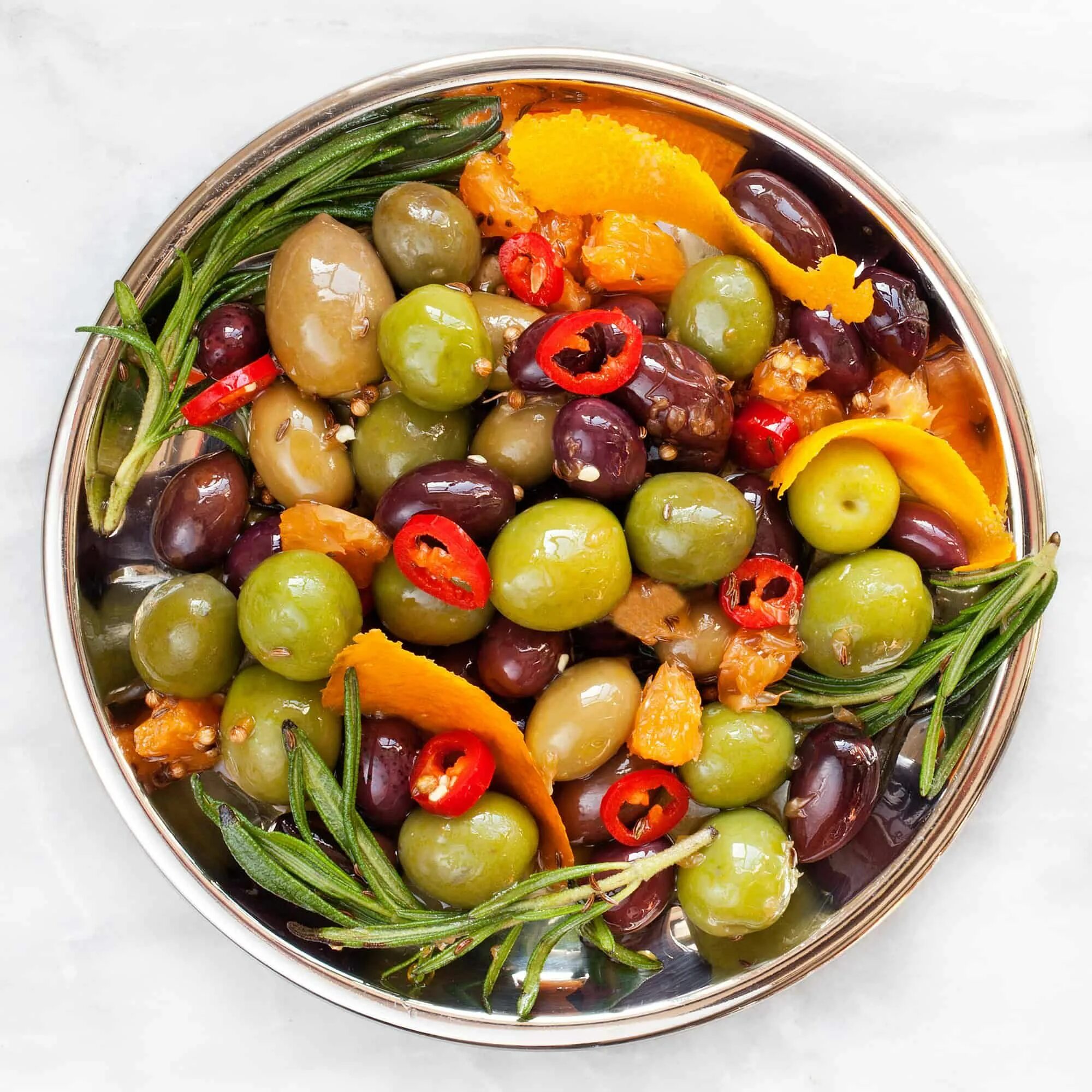 Соле 6 ые. Marinated olives. маринованные овощи. тарелка с соленьями. ассорти оливок и маслин.