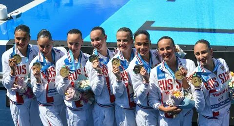 На соревнованиях по синхронному плаванию