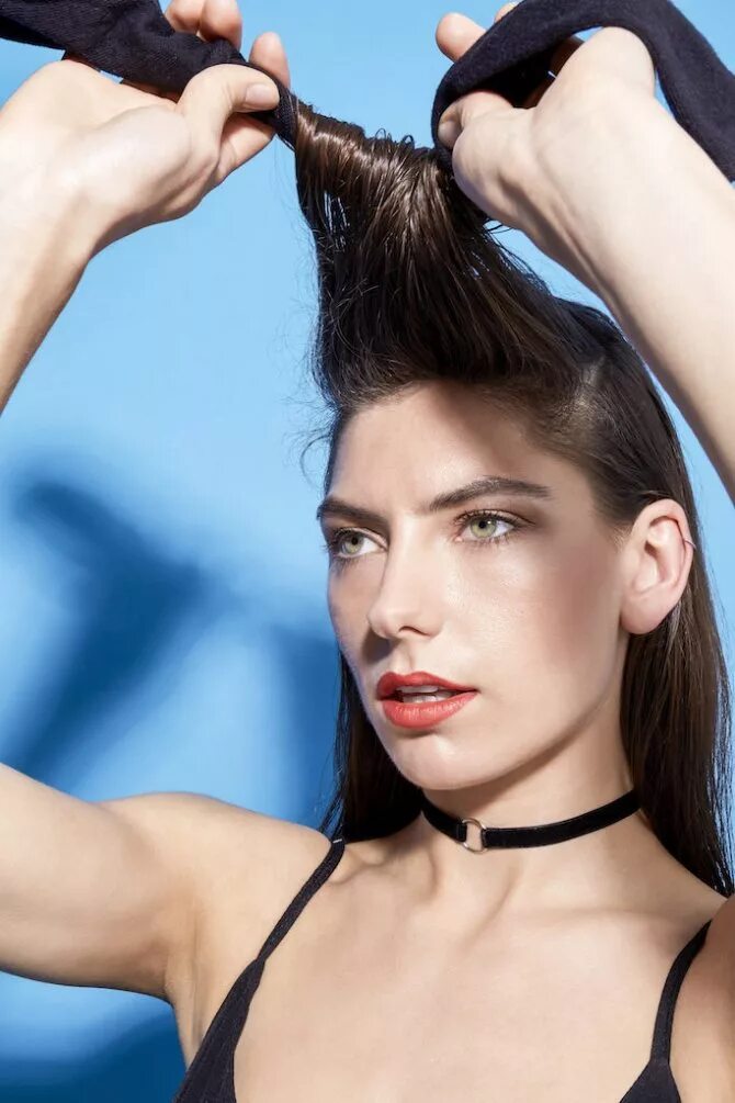 Закрутить волосы на носки. Накрутка волос на носки. Накрутить волосы на платок. Накручивание волос на платок. Как накрутить кудри на носки.