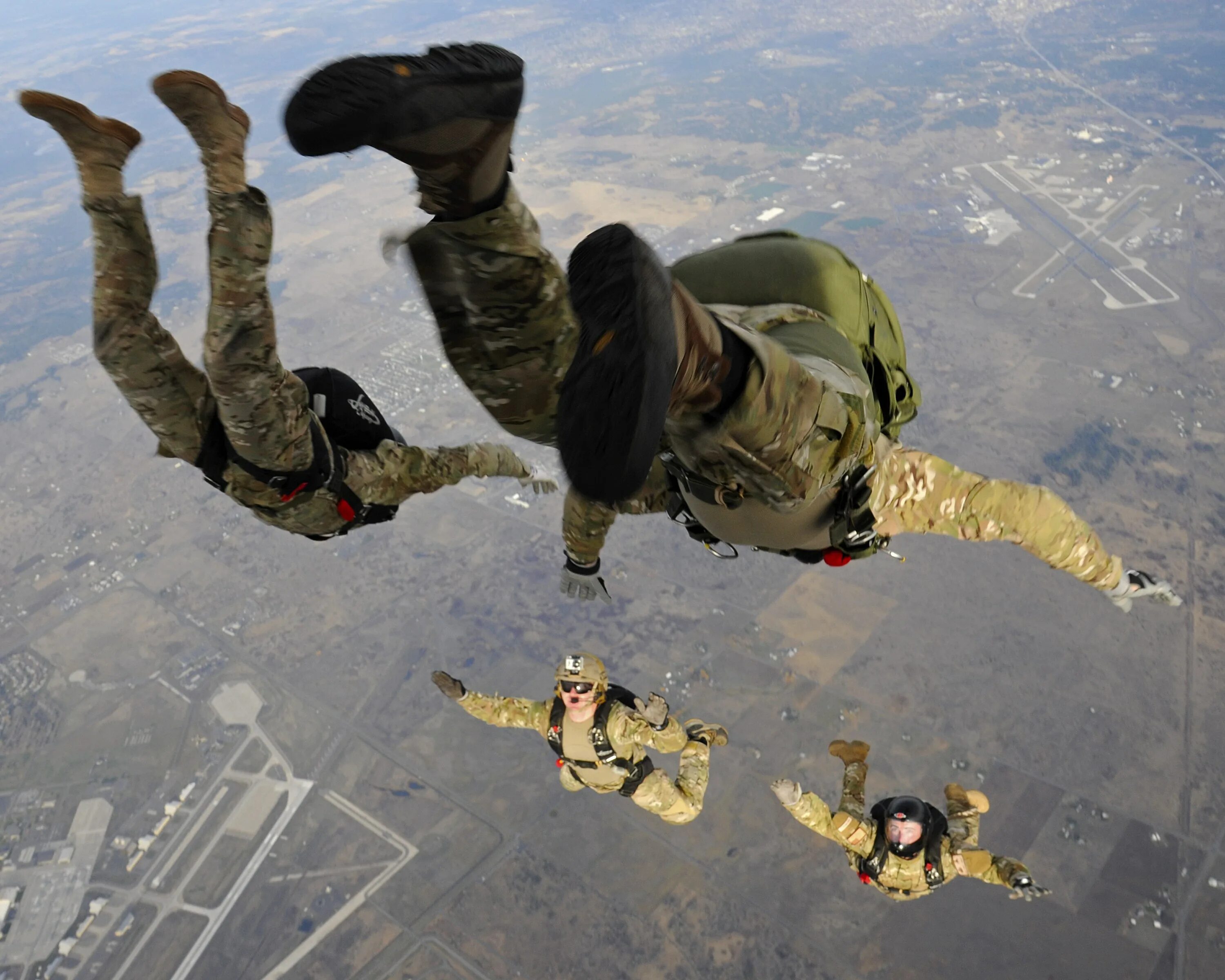 Спецназ ССО десантирование. ССО РФ прыжки с парашютом. Парашютист военный. Военный прыжок с парашютом.