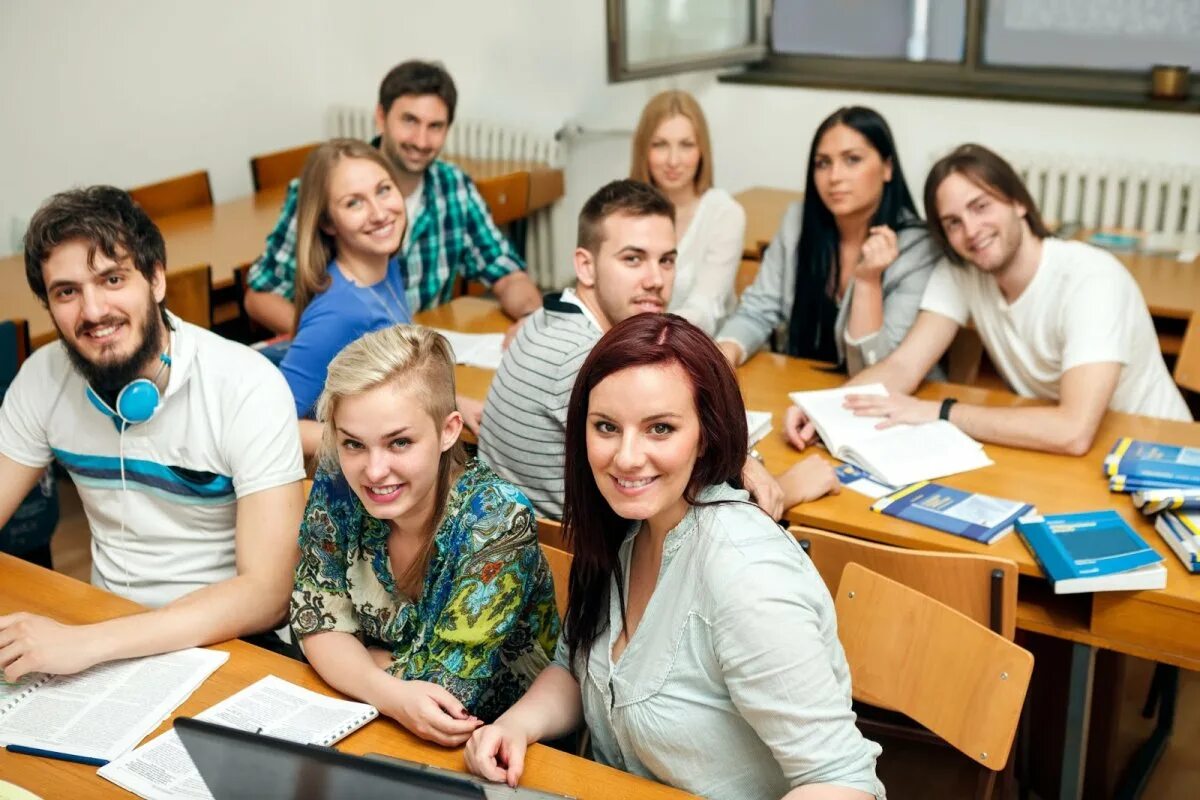 College classes. Студенты в вузе. Группа людей в аудиториях. Студенты в аудитории. Студентка университета.