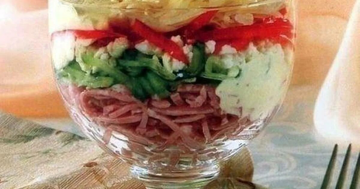 Салат коктейль с ветчиной. Салат-коктейль рецепты с фото простые и вкусные. Салат-коктейль с ветчиной и сыром. Салат коктейль оригинальный. Салат коктейль.