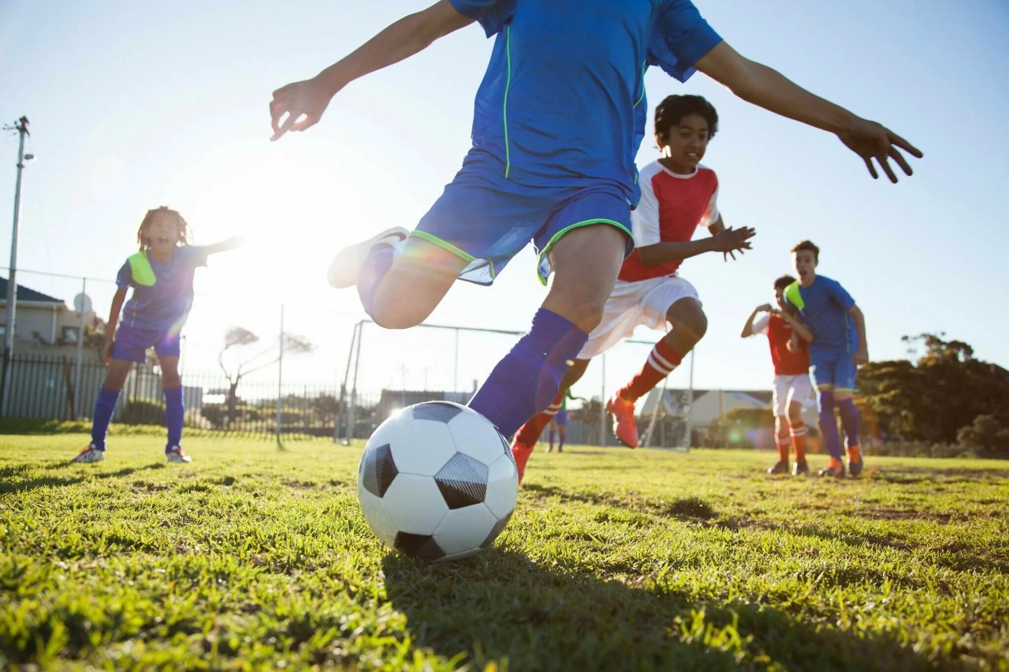 Игры занимайся спортом. Детский футбол. Спорт дети. Хобби футбол. Дети играют в футбол.