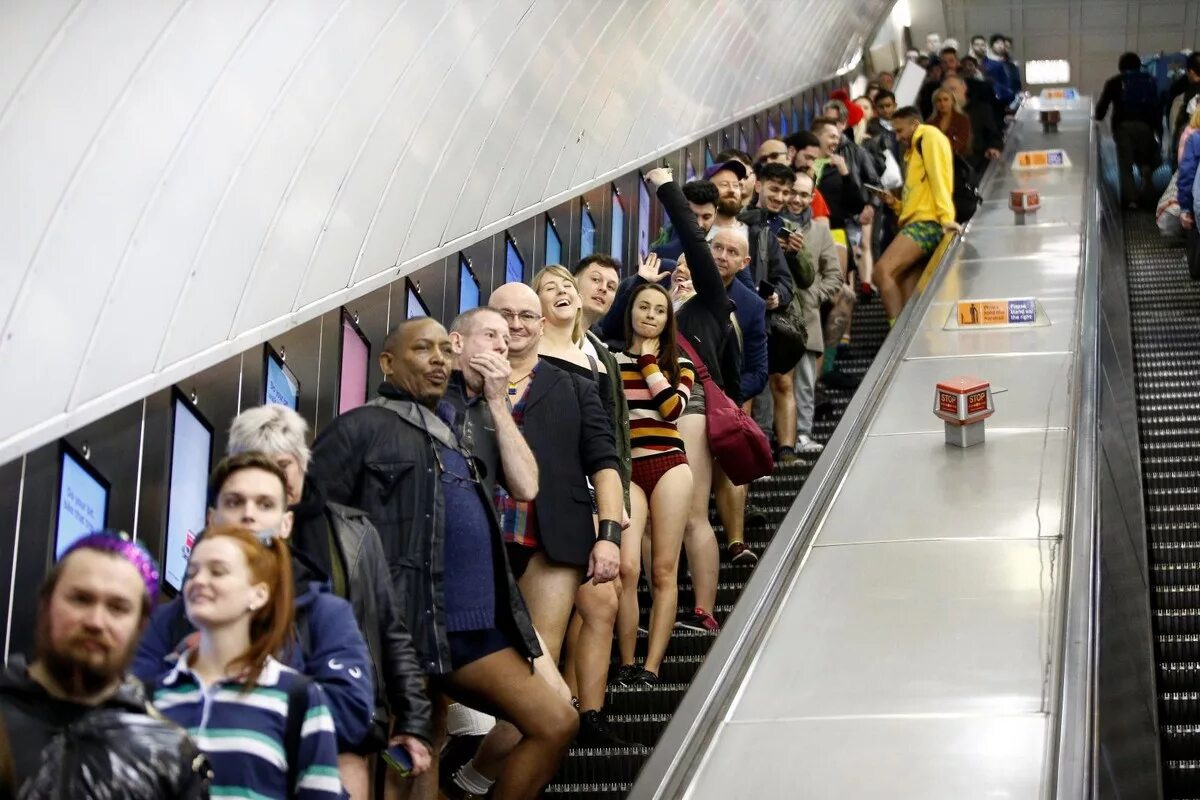 No Pants Subway Ride Москва. В метро без штанов 2020 Москва. No Pants Subway Ride Москва метро. Флэшмоб в метро без штанов в Москве 2017. На улице без штанов