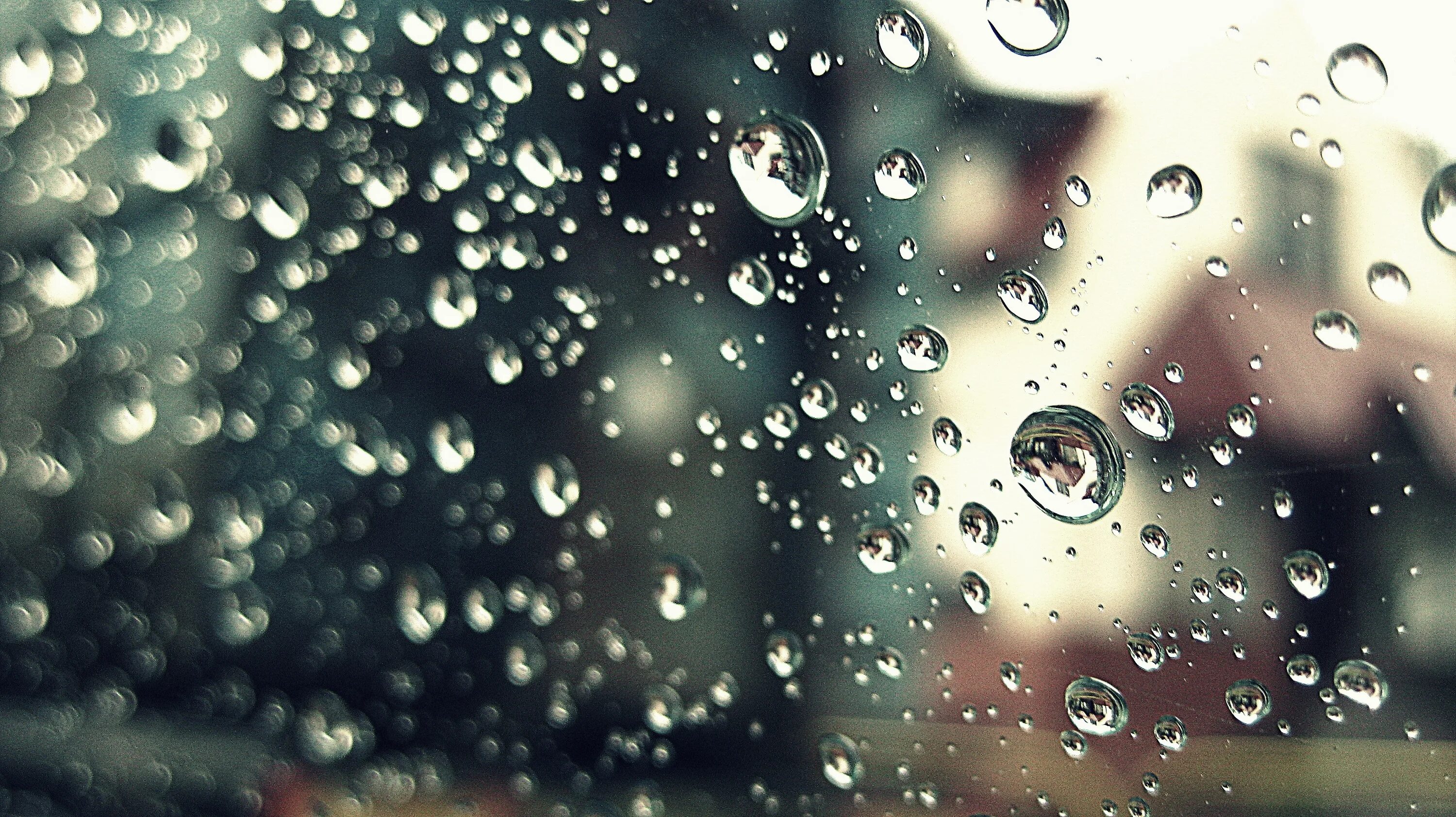 Капли жемчужные капли прекрасные. Вид из окна с каплями дождя. Обои для вотцапа капли за окном. Солнечная погода через стекло фон.
