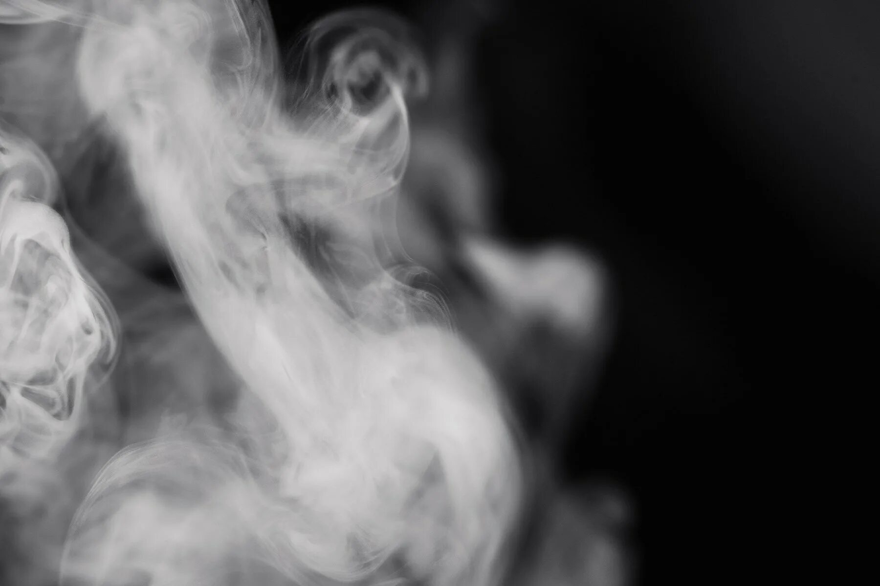 Дымок но старый. Дым на черном фоне. Фон дым. Серый фон с дымом. Дымка на черном фоне.