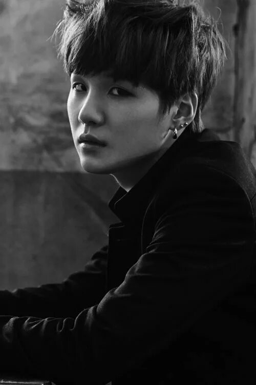 Черный юнга. Юнги БТС. Шуга БТС чб. БТС Шуга черно белое. BTS suga черно белые.