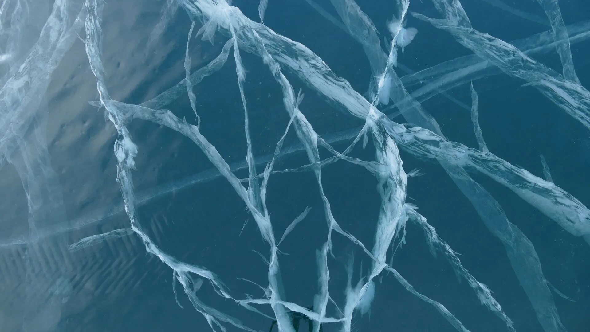 Трещины на льду. Треснувший лед. Фактура льда. Лед трескается.