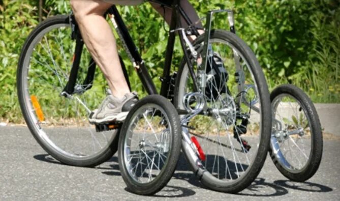 Эко колесо для велосипеда. Колесики для взрослого велосипеда. Велосипедьс боковыми колесиками. Боковые колеса для велосипеда взрослых. Дополнительные колеса для велосипеда взрослого.